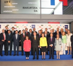 Sus Majestades los Reyes junto a los patrocinadores del acto